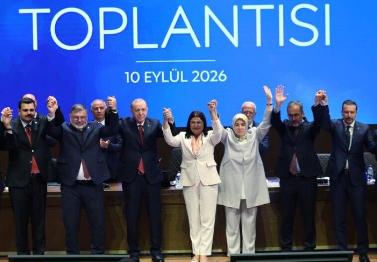 Foça Belediye Başkanı Saniye Bora Fıçı AK Parti’ye katıldı