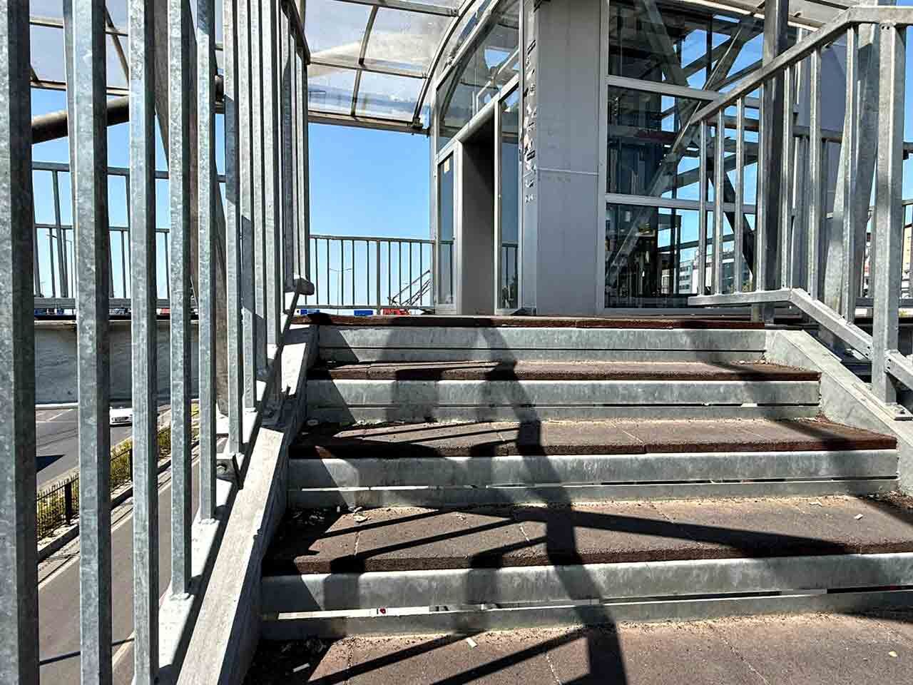 Zonguldakta Üst Geçitlerde Çöp Tepkisi (6)