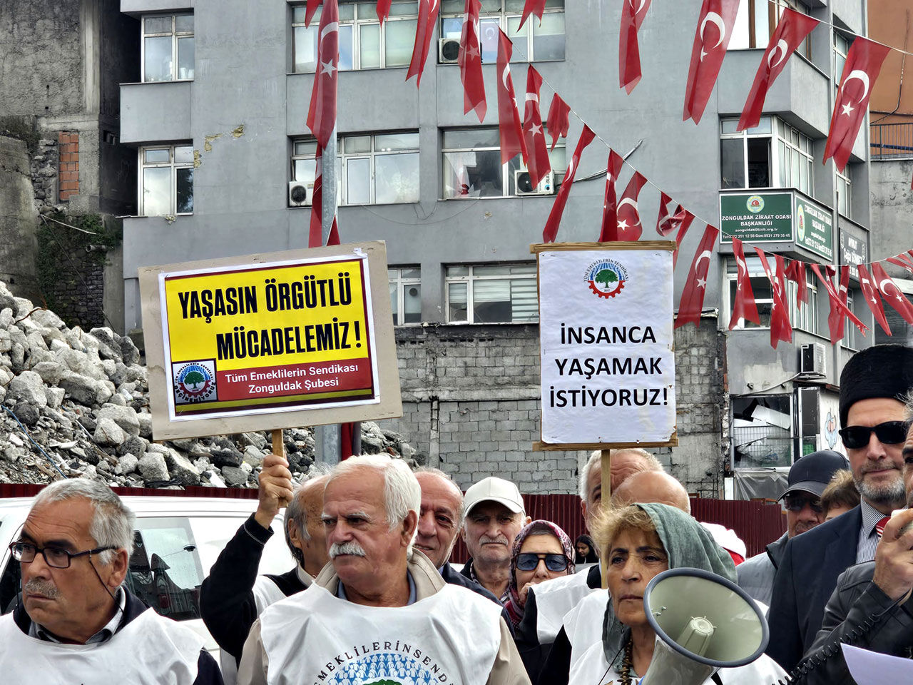 Zonguldak’ta Emeklilerden Madenci Anıtı’nda Sert Tepki2 (2)