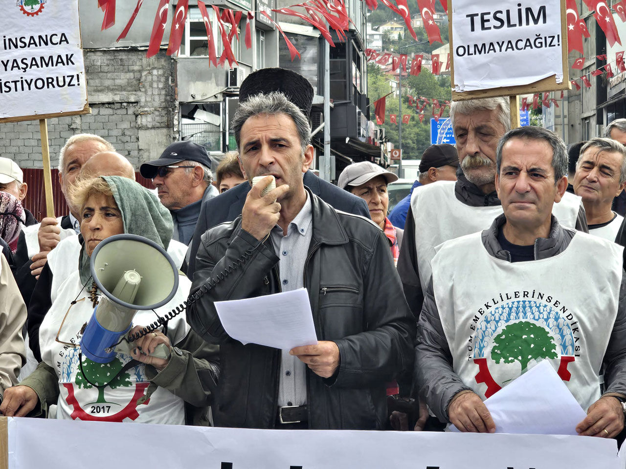 Zonguldak’ta Emeklilerden Madenci Anıtı’nda Sert Tepki2 (3)