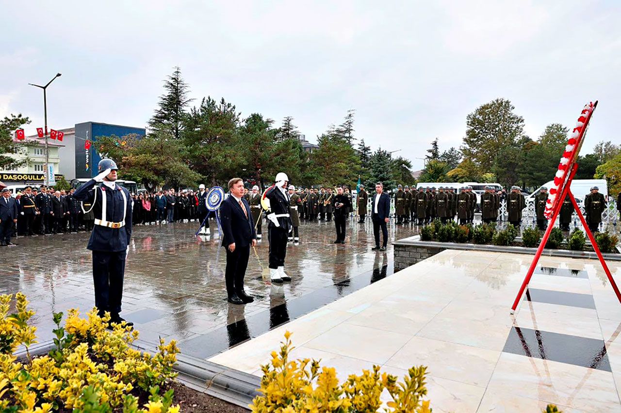 29 Ekim coşkusu! Atatürk Anıtı'na çelenk sunuldu