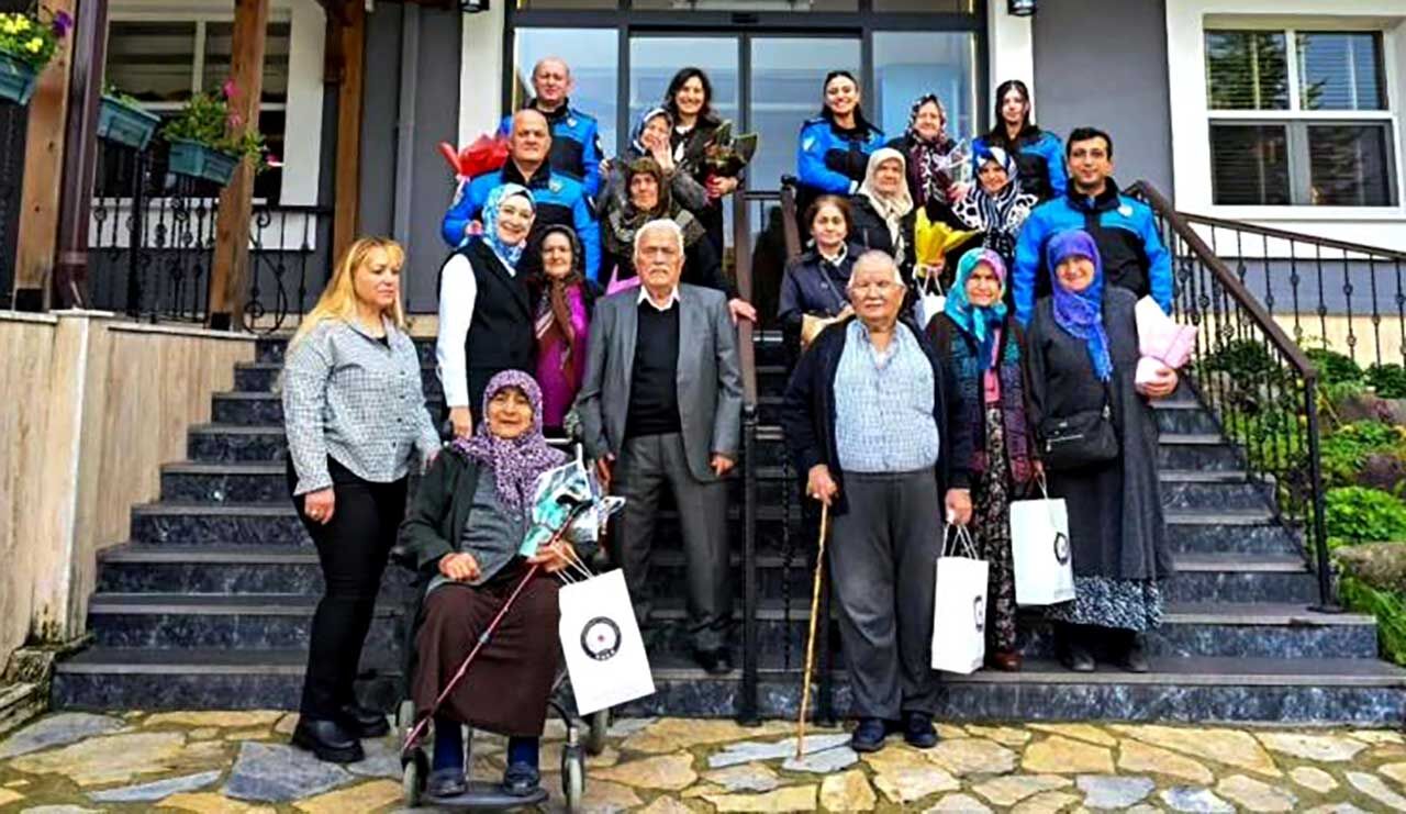 Bolu'da polis eşleri yaşlılarla bir araya geldi