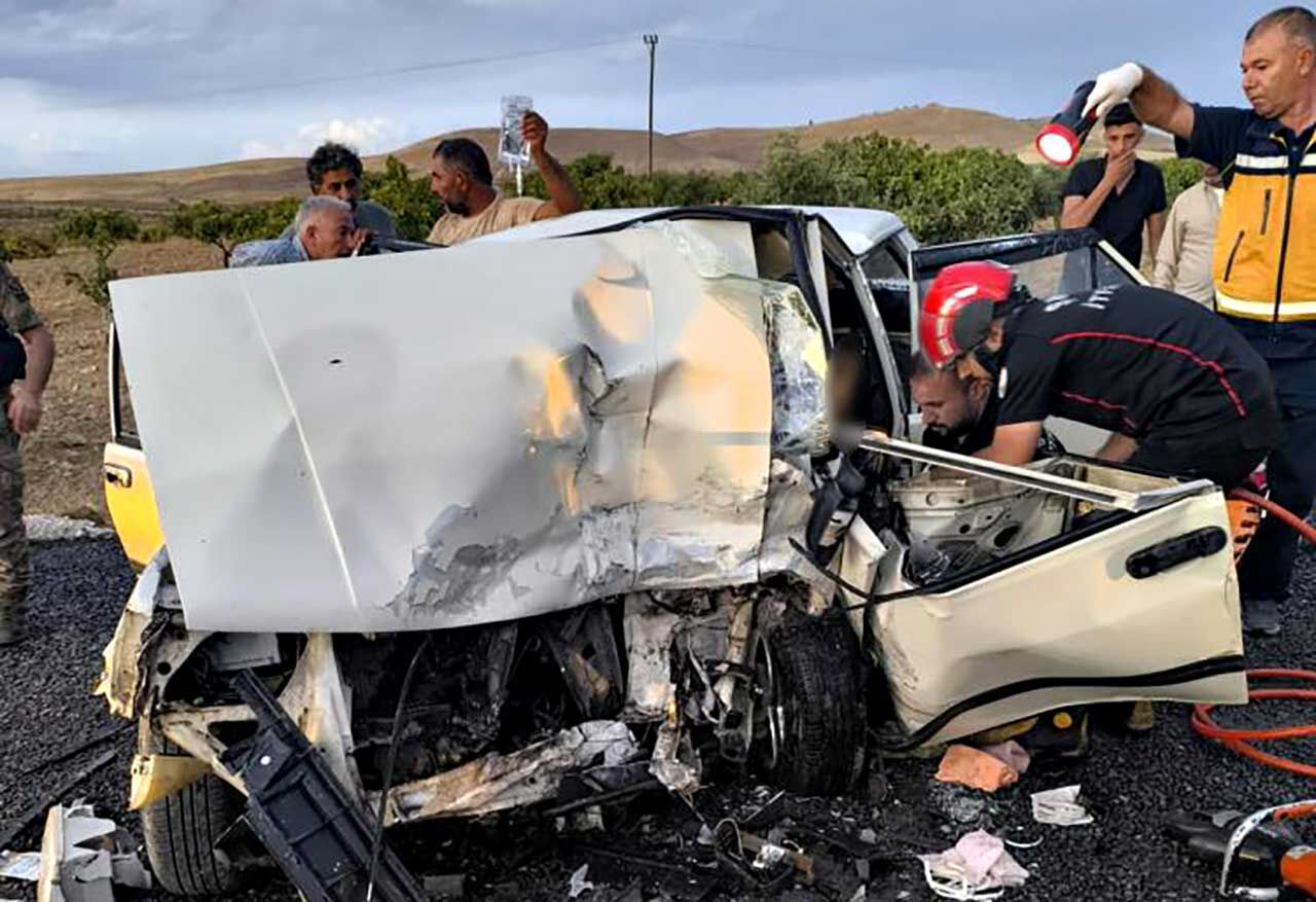 Fiat Tofaş otomobil kazada hurdaya döndü: 1 ölü, 7 yaralı
