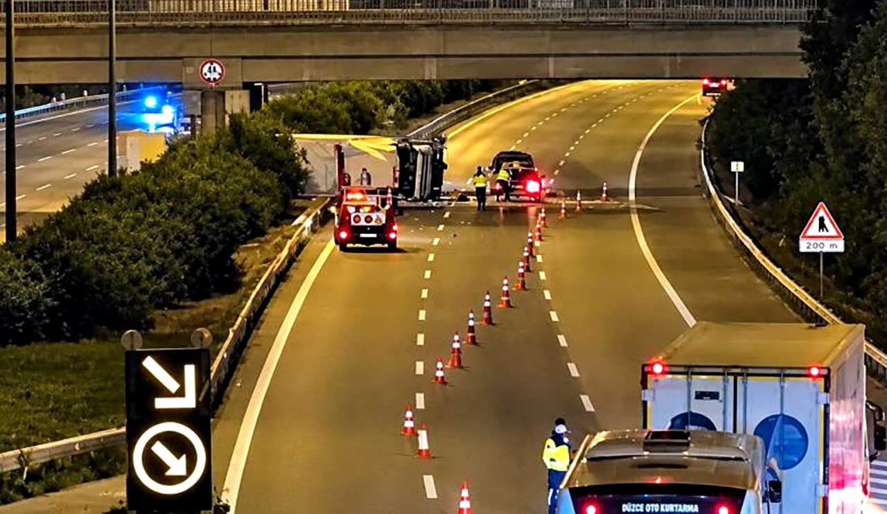 Kimyasal yüklü tır devrildi! Anadolu Otoyolu trafiğe kapandı
