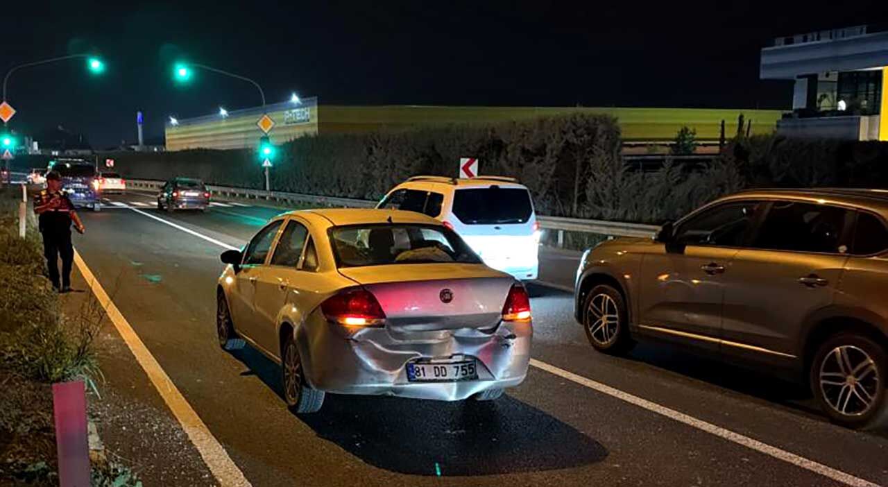 Düzce’de ışıklarda iki araç çarpıştı: 2 yaralı