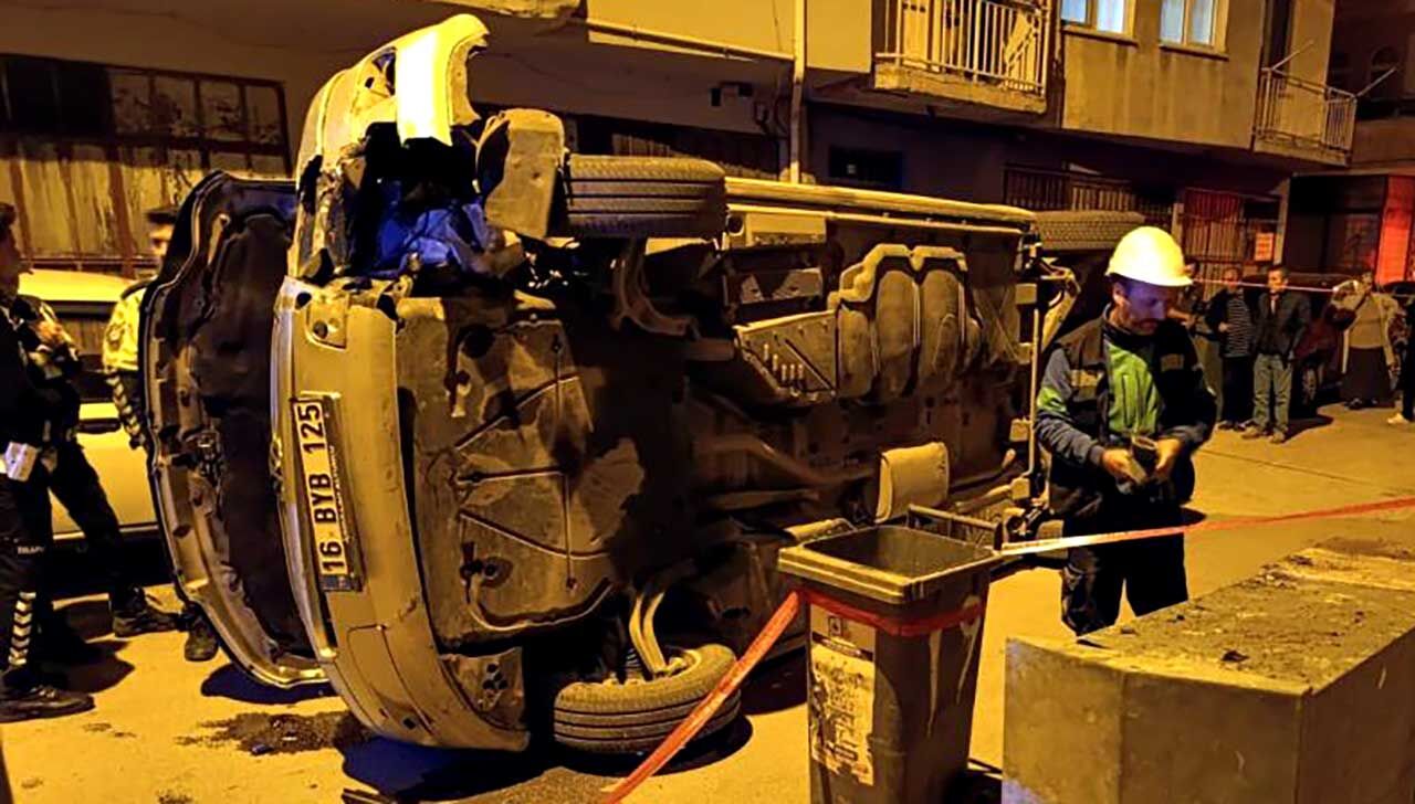 Elektrik panosuna çarpan minibüs devrildi, sürücü olay yerinden kaçtı