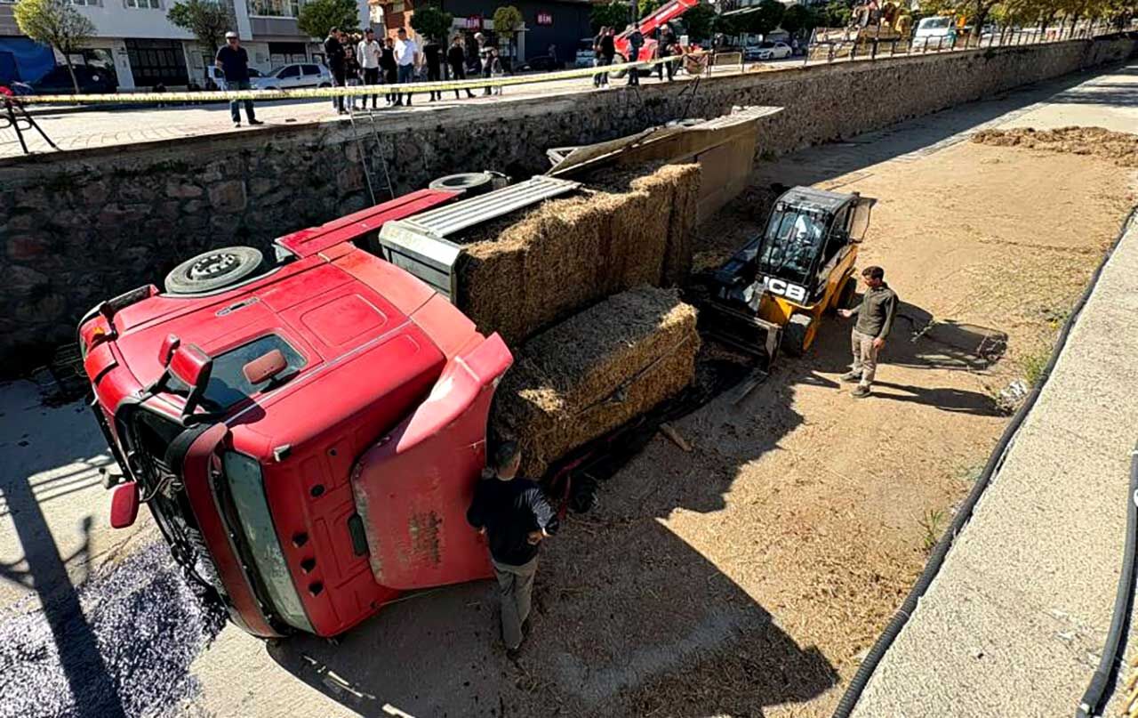 Park halindeyken hareket eden tır çaya uçtu: O anlar kamerada