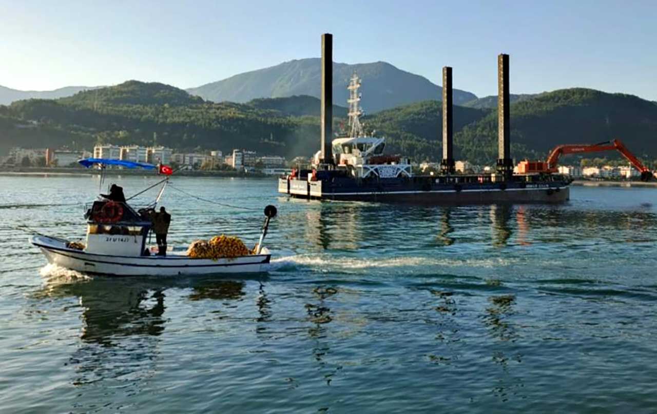 Cide Limanı'nda temizlik çalışması