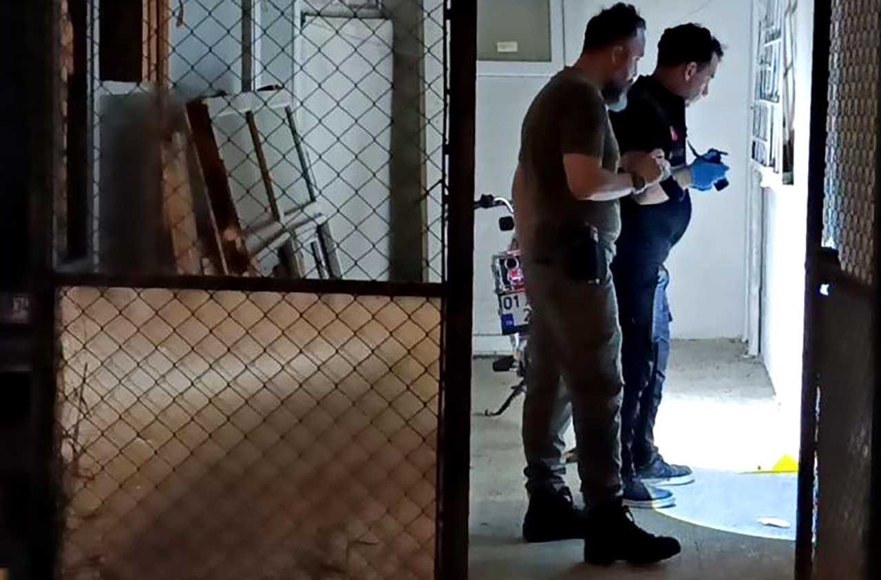 Plakasız motosikletle geldi, kapı önünde ateş açtı: 1 yaralı
