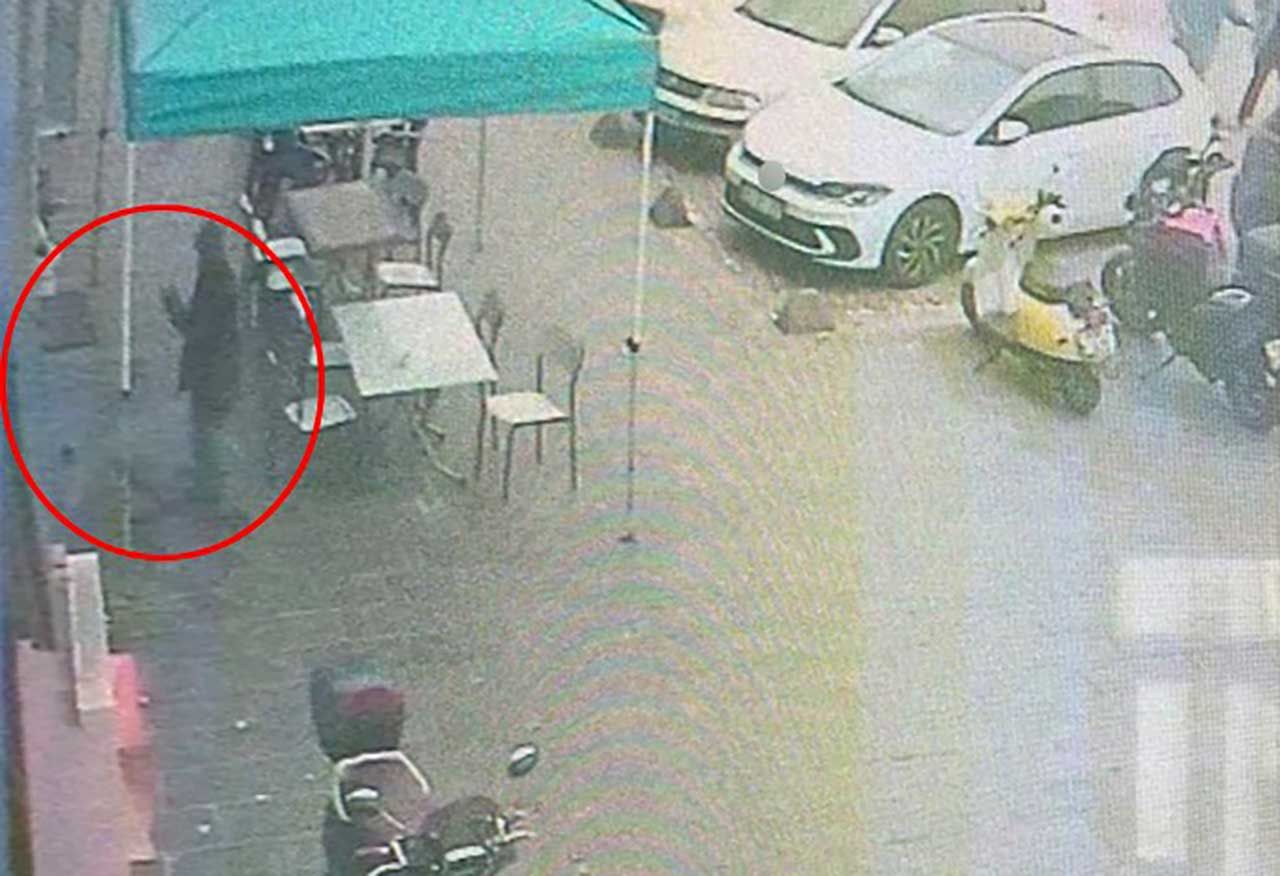 Para alamayınca dükkan önündeki masayı devirdi