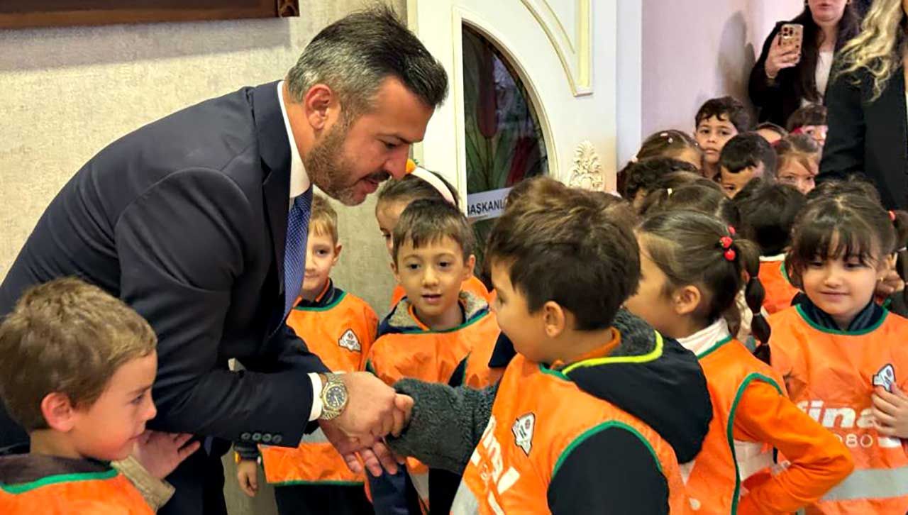 Karabük'te miniklerden Başkan Çetinkaya'ya ziyaret! Sorularıyla şaşırttılar