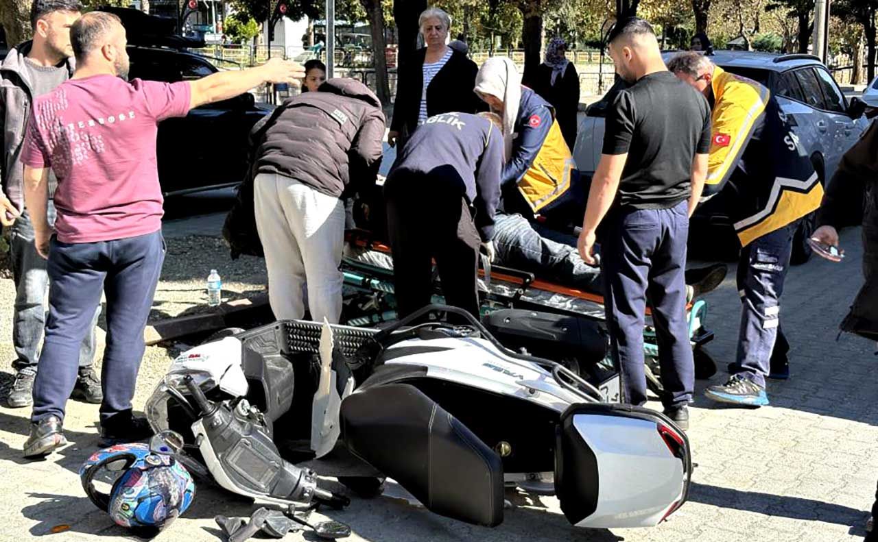Otomobile çarpan motosikletin sürücüsü yaralandı: Kaza anı kamerada