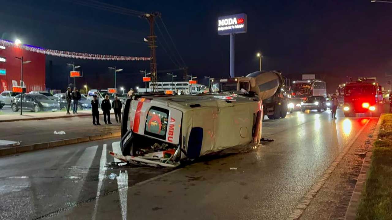 Ambulans ile otomobil çarpıştı: 6 yaralı
