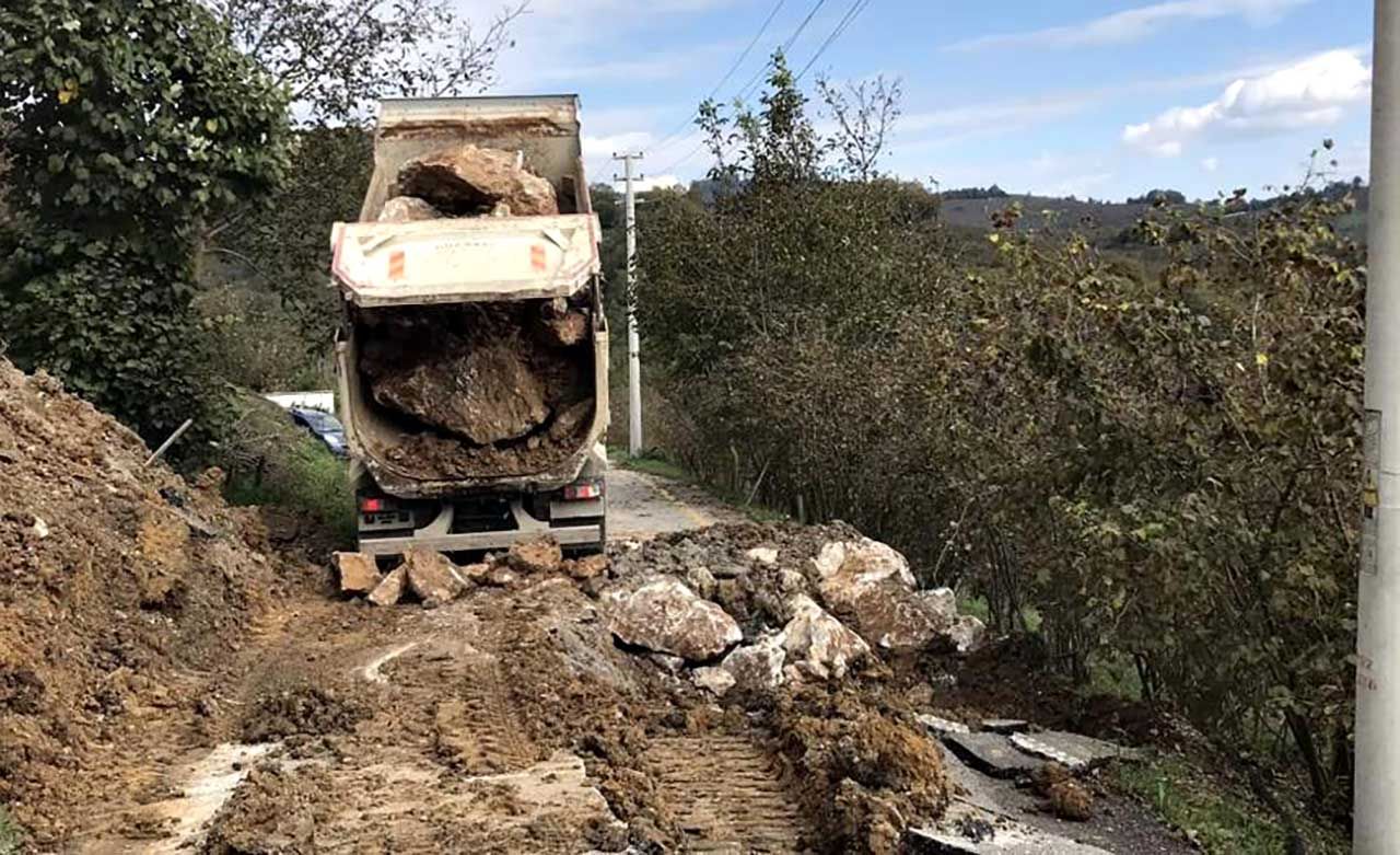 Düzce'de kayan köy yoluna müdahale edildi