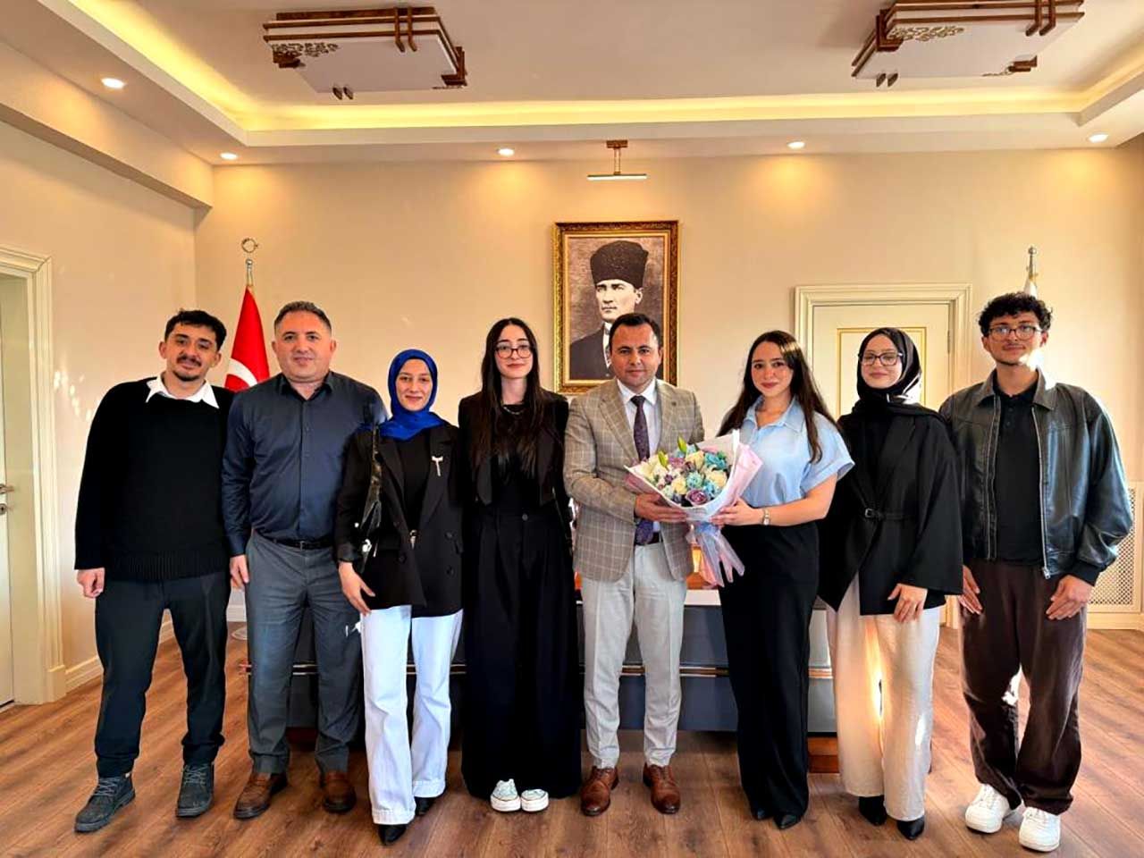 Üniversite öğrencileri fikirlerini Kaymakam Uzan'a aktardı