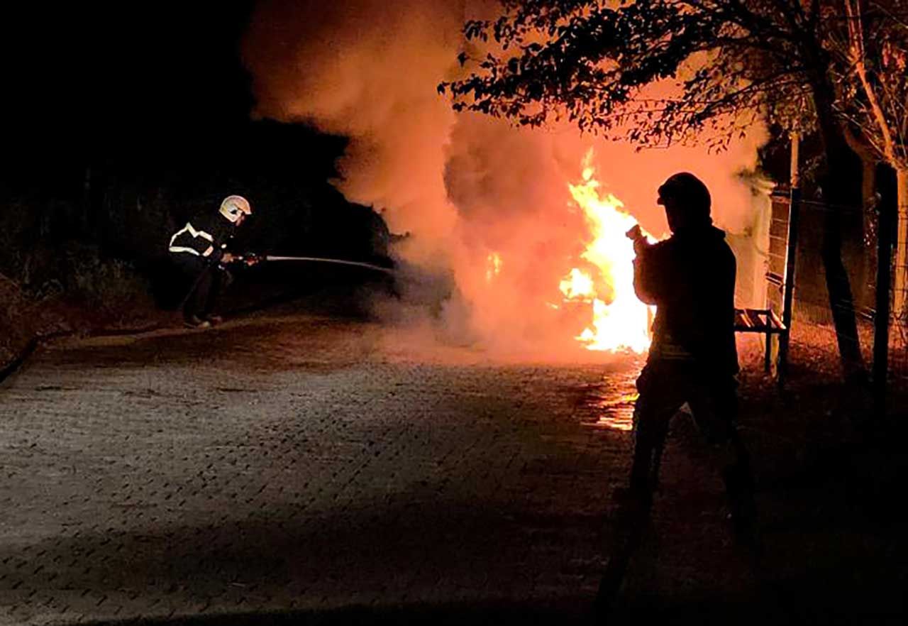 Park halindeki otomobil bir anda alev aldı