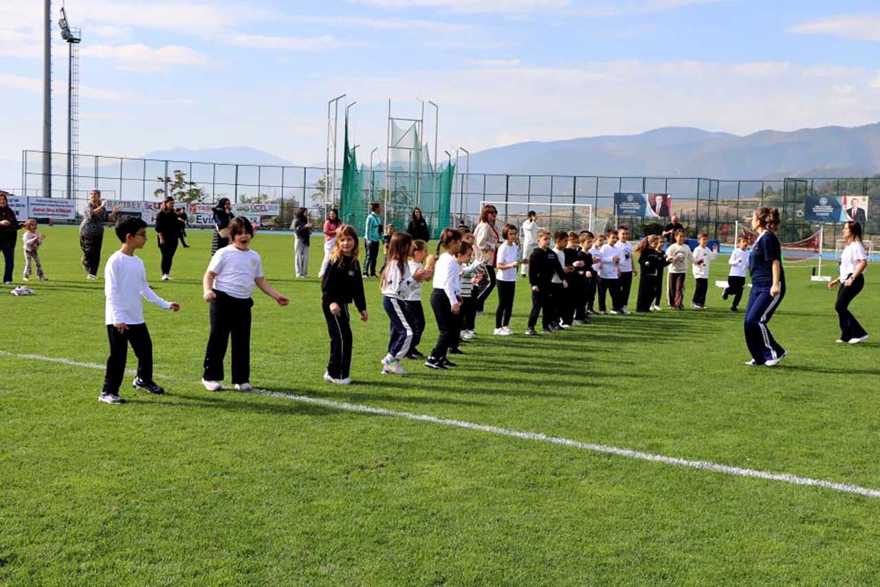 Öğrenciler ve aileler spor yapıp, geleneksel oyunlar oynadı