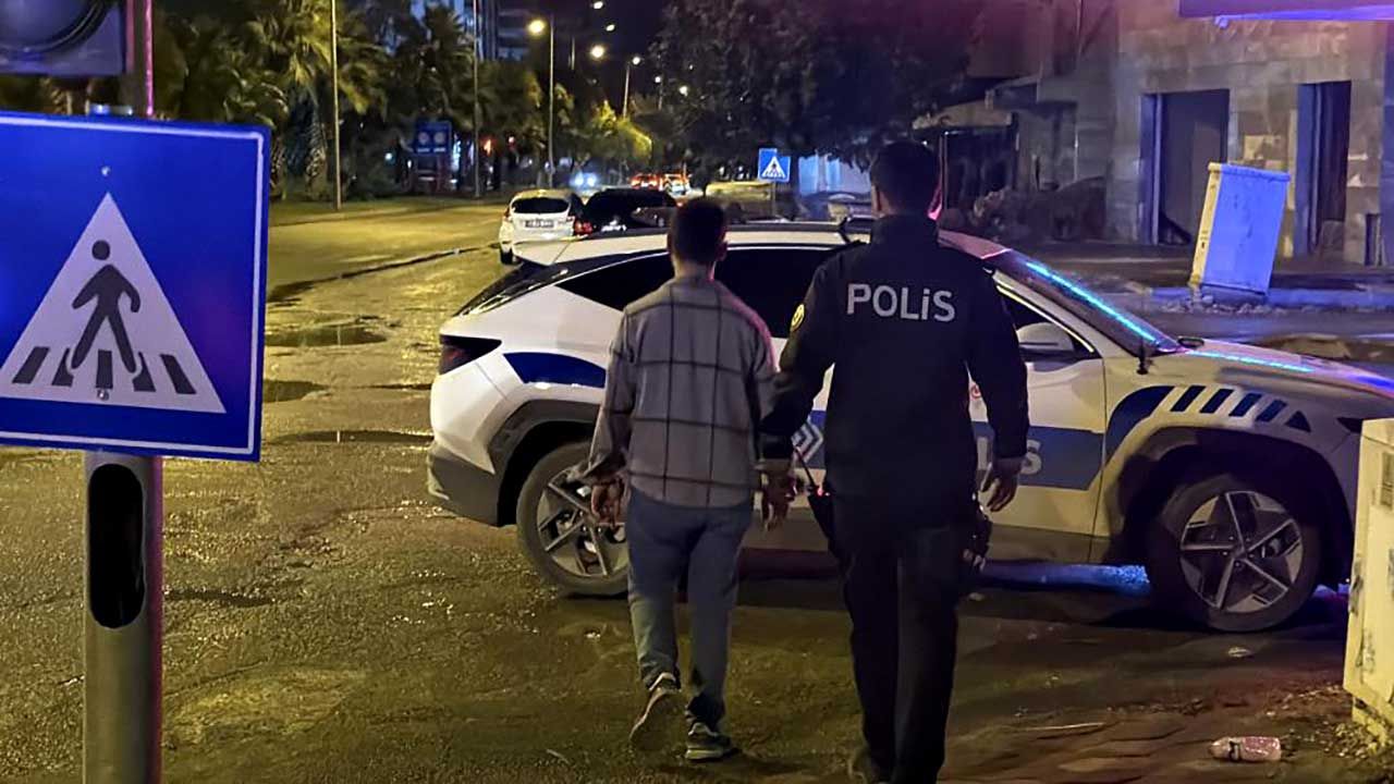 Bir yılda 7 kez üst geçitten atlamak isteyen şahıs, bu defa inşaatın tepesine çıktı