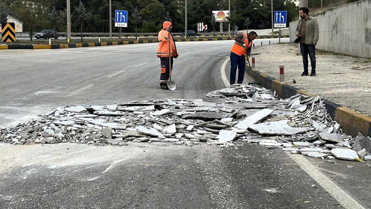 tırdan yola mermer döküldü! Sürücüye ceza kesildi