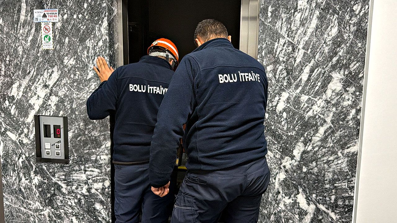 Asansörde korku dolu anlar! Çift mahsur kaldı