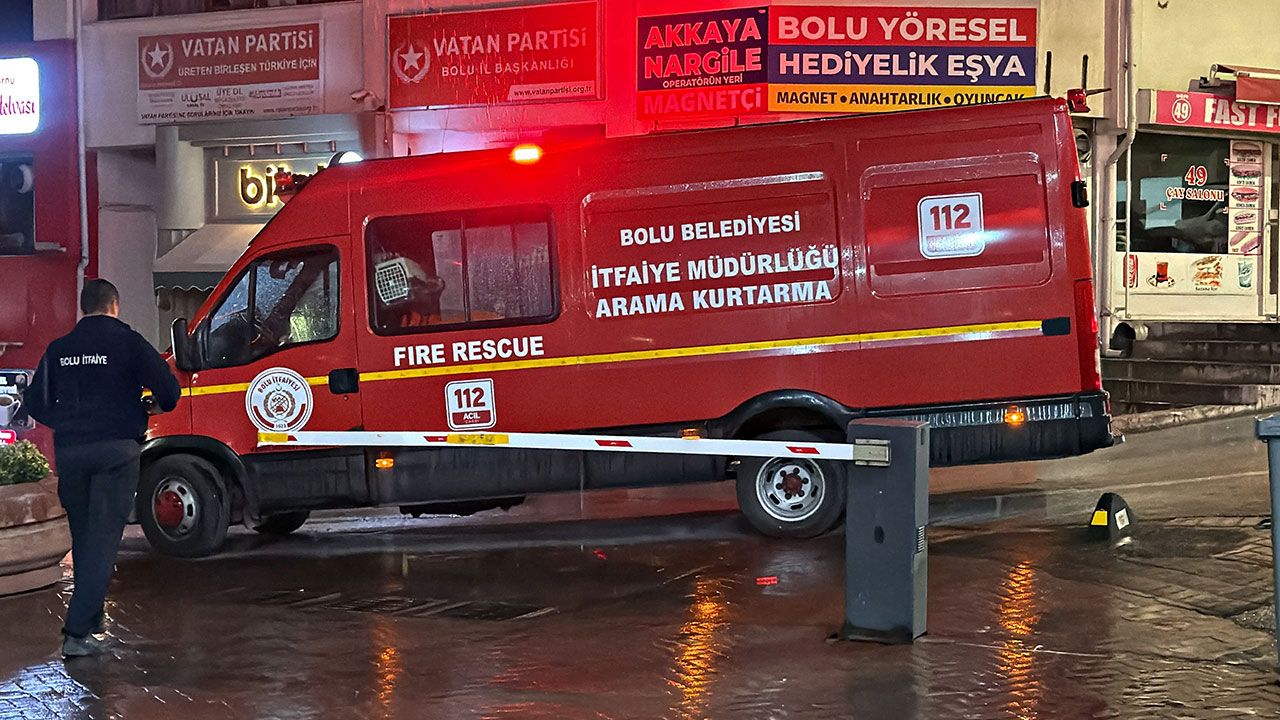 Asansörde Korku Dolu Anlar! Çift Mahsur Kaldı (2)