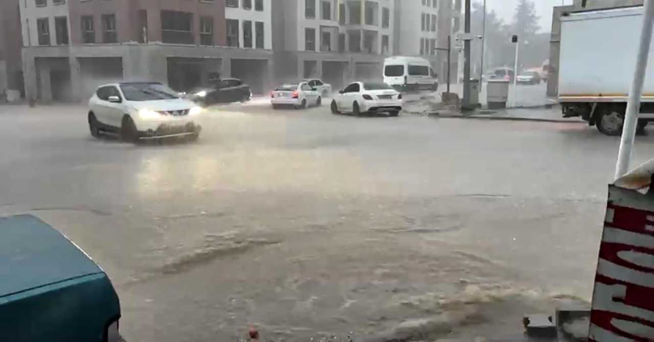 Adıyaman Besni’de sağanak felaketi! Cadde ve sokaklar göle döndü