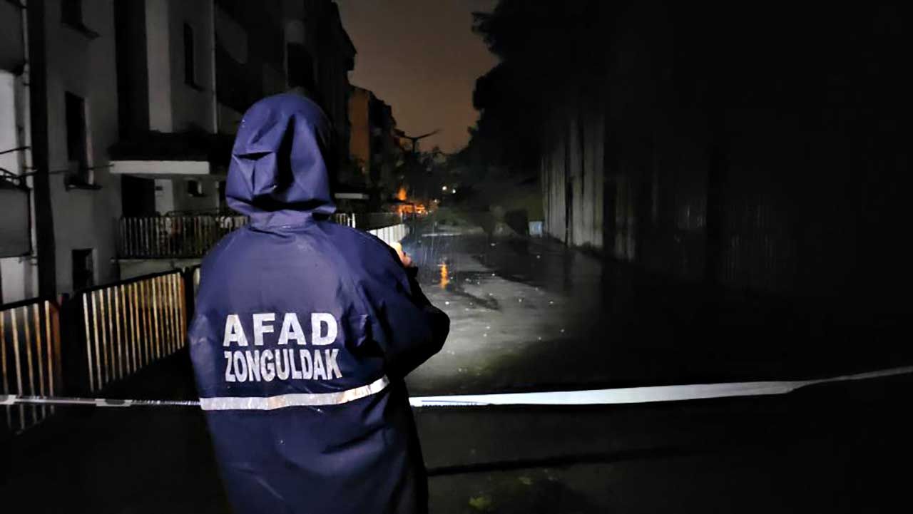 Çates Lojmanlarında Heyelan (1)