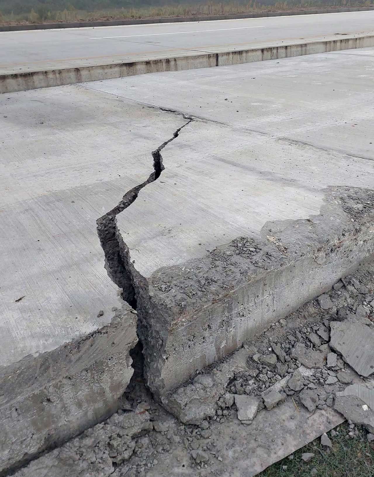 Çaycumada Fi̇lyos Yolunda Çatlak Yol (1)