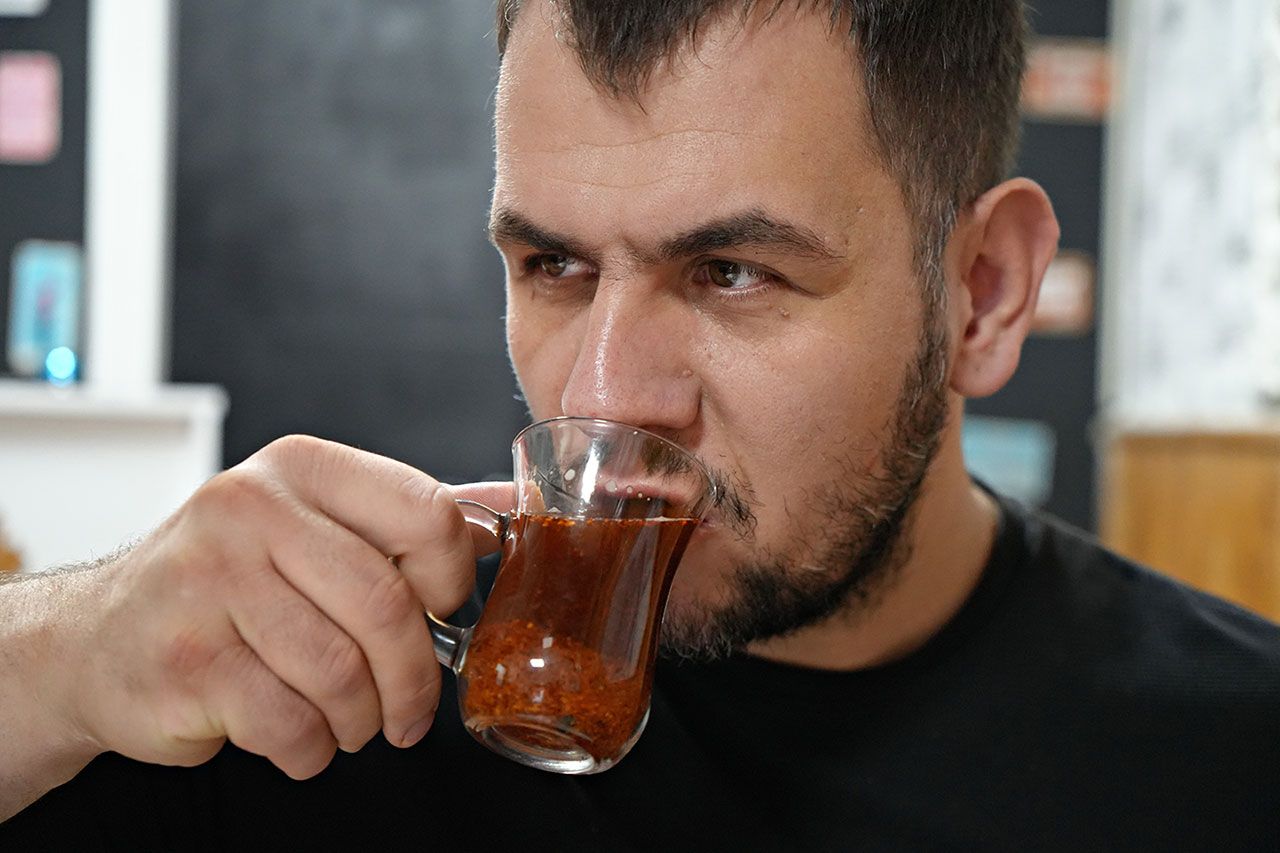Çayına bile pul biber katıyor! 10 yıldır acısız günü yok