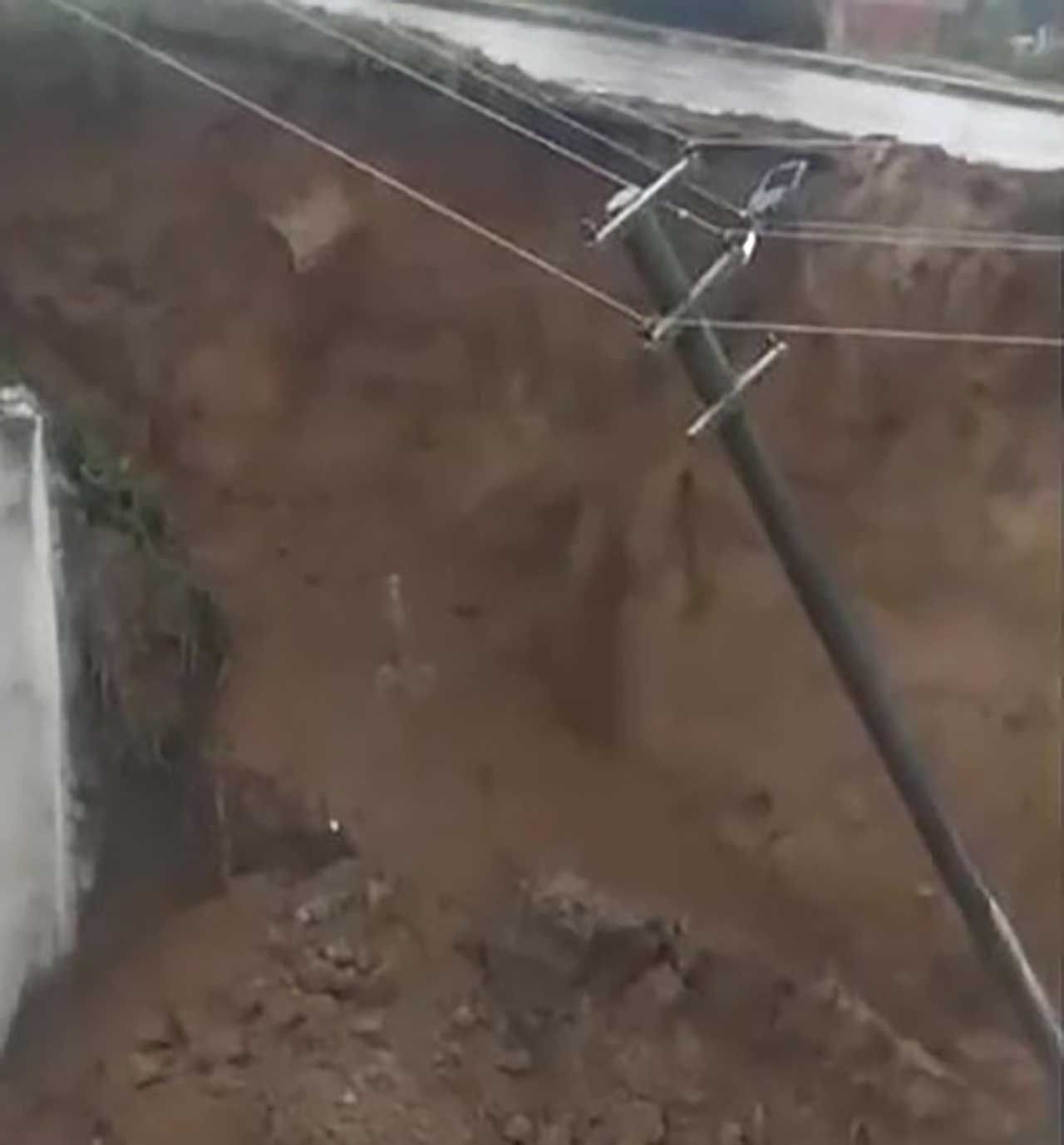 Dev istinat duvarı yerle bir oldu: O anlar kamerada