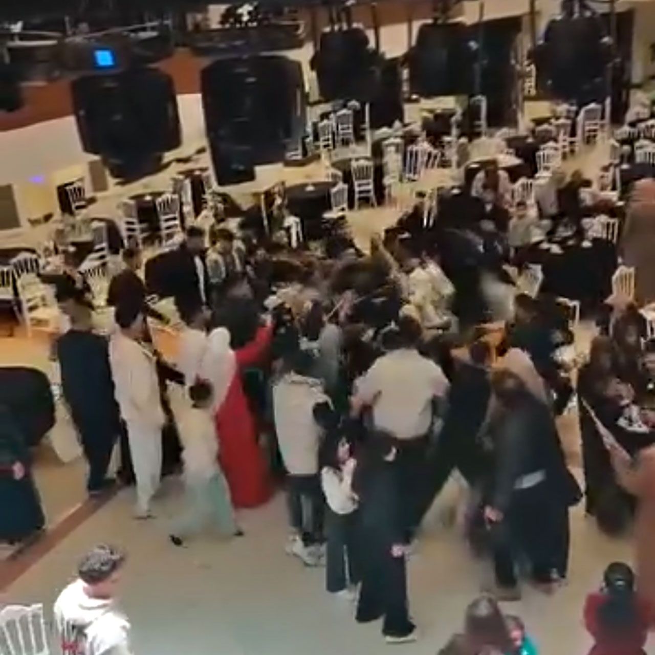 Düğün Salonunda Takı Kavgası Tekme, Yumruk Ve Sandalyeler Havada Uçuştu (1)