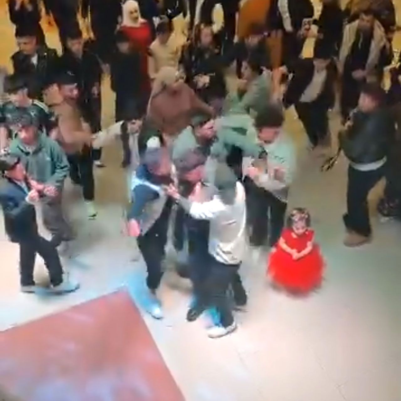 Düğün Salonunda Takı Kavgası Tekme, Yumruk Ve Sandalyeler Havada Uçuştu (2)