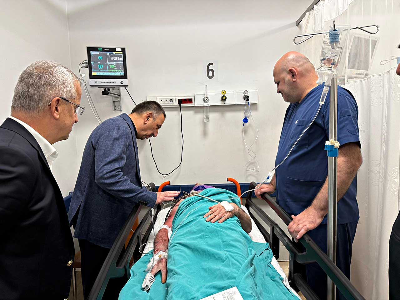 Enkazdan Sağ Çikarilan Yaraliya Zi̇yaret (1)