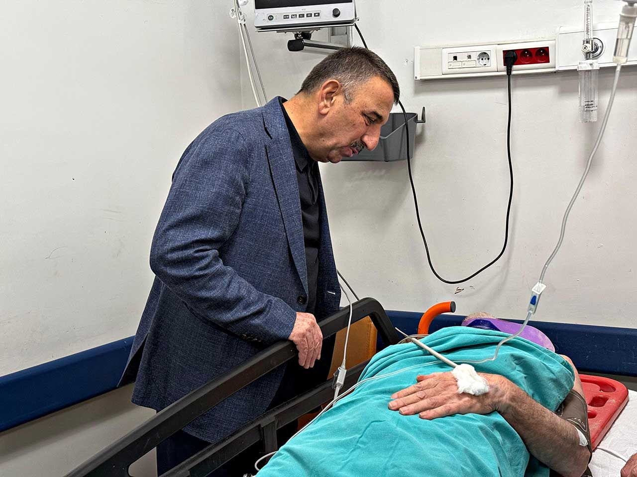 Enkazdan Sağ Çikarilan Yaraliya Zi̇yaret (2)