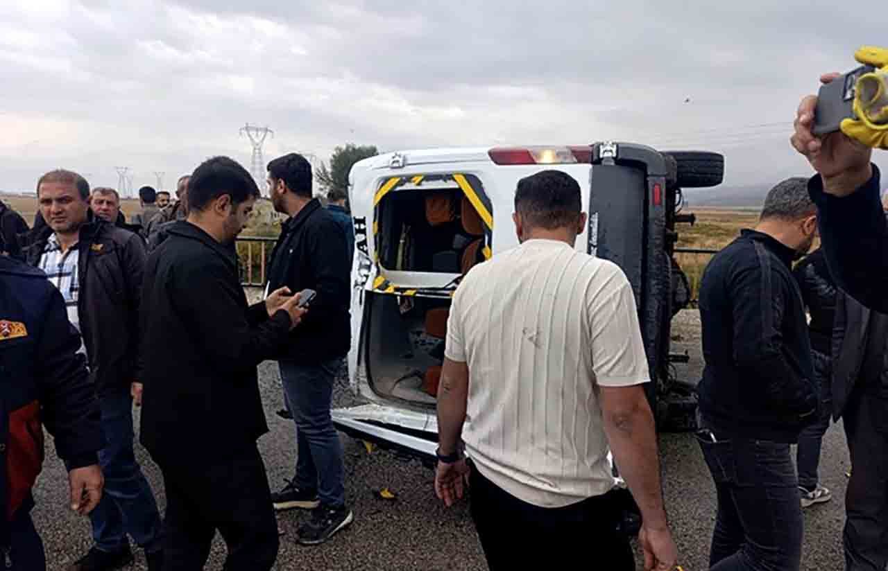 Hakkaride Öğrenci Servisi Devrildi (2)