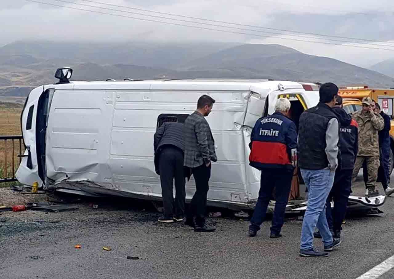 Hakkaride Öğrenci Servisi Devrildi (3)