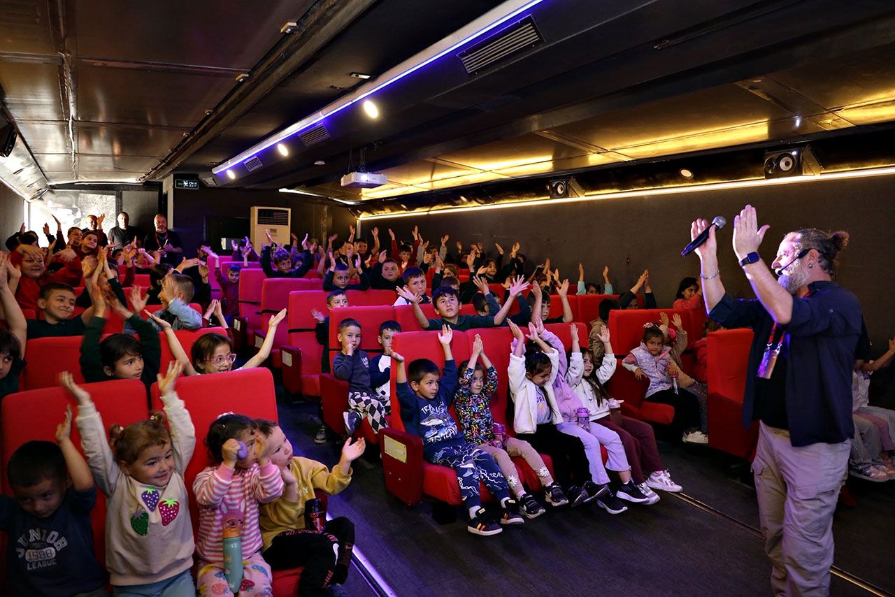 Köy çocuklarına sinema sürprizi! Mutlulukları yüzlerine yansıdı