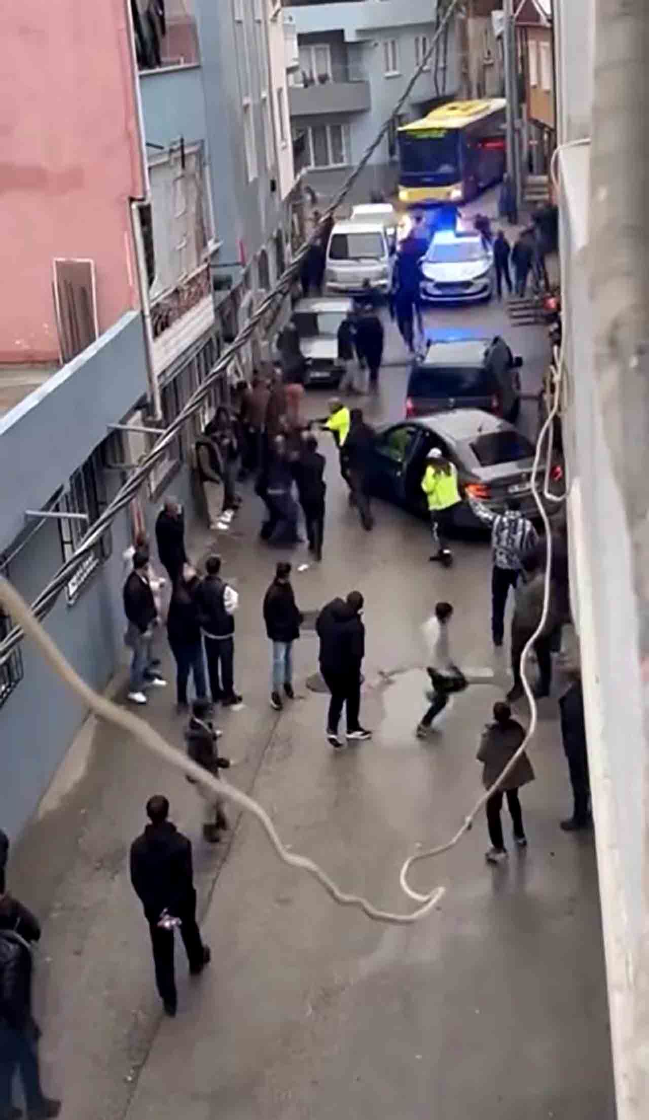 Mahalleli Polisin Üzerine Yürüdü (1)