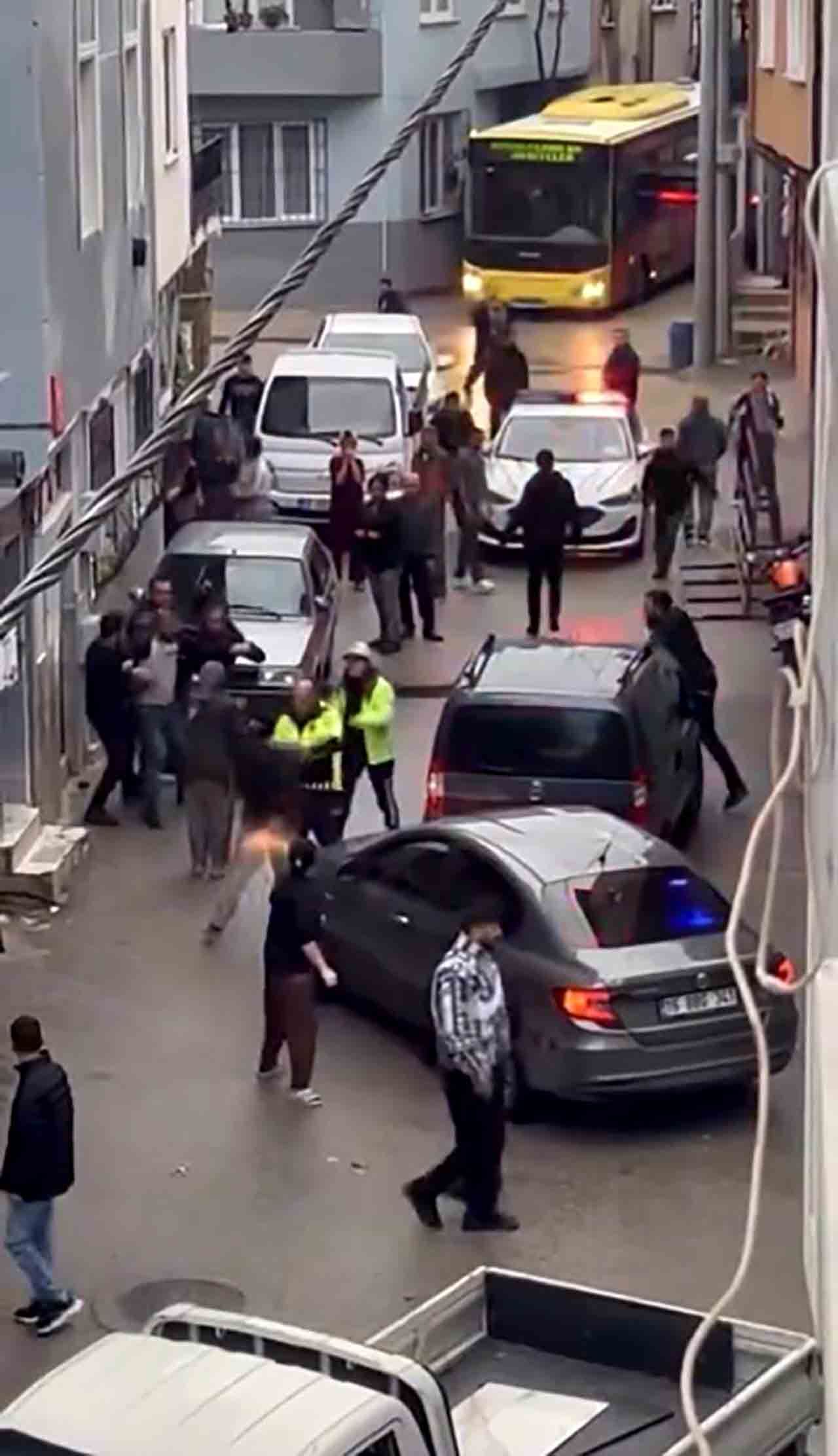 Mahalleli Polisin Üzerine Yürüdü (3)