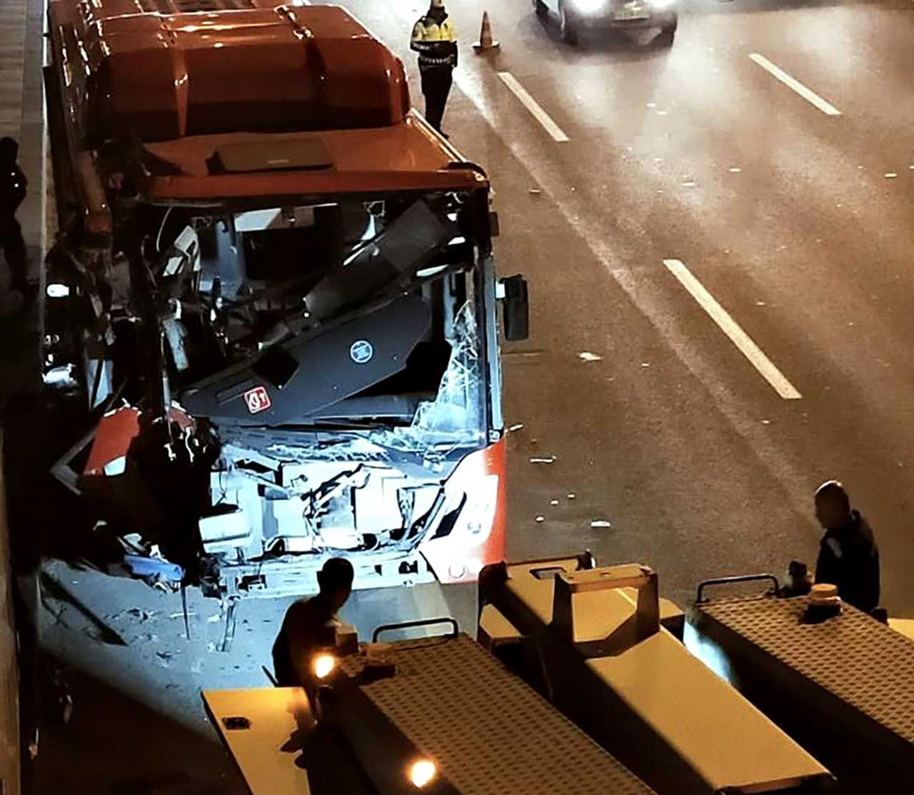 Otobüs Üst Geçi̇de Çarpti 24 Yarali (2)