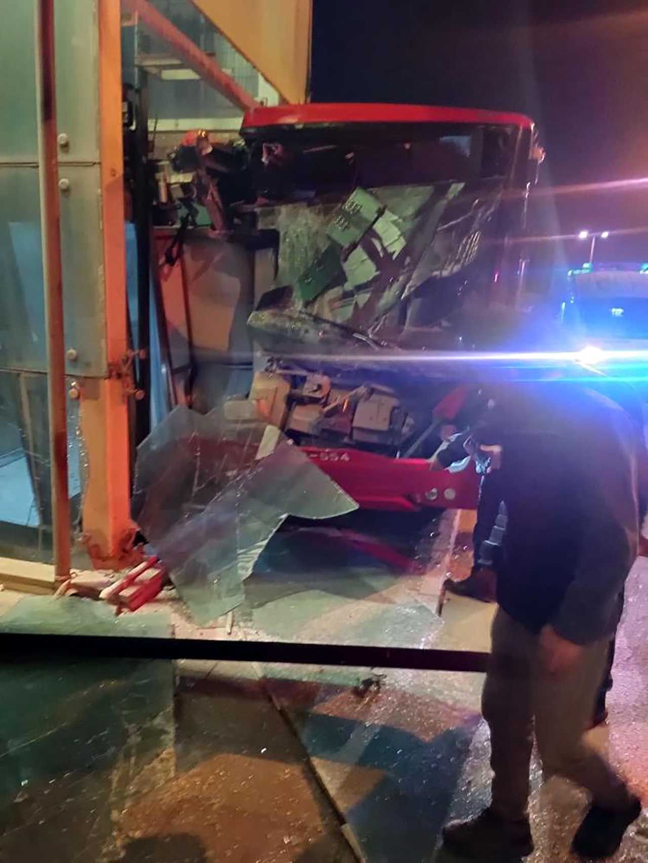 Otobüs Üst Geçi̇de Çarpti 24 Yarali (3)
