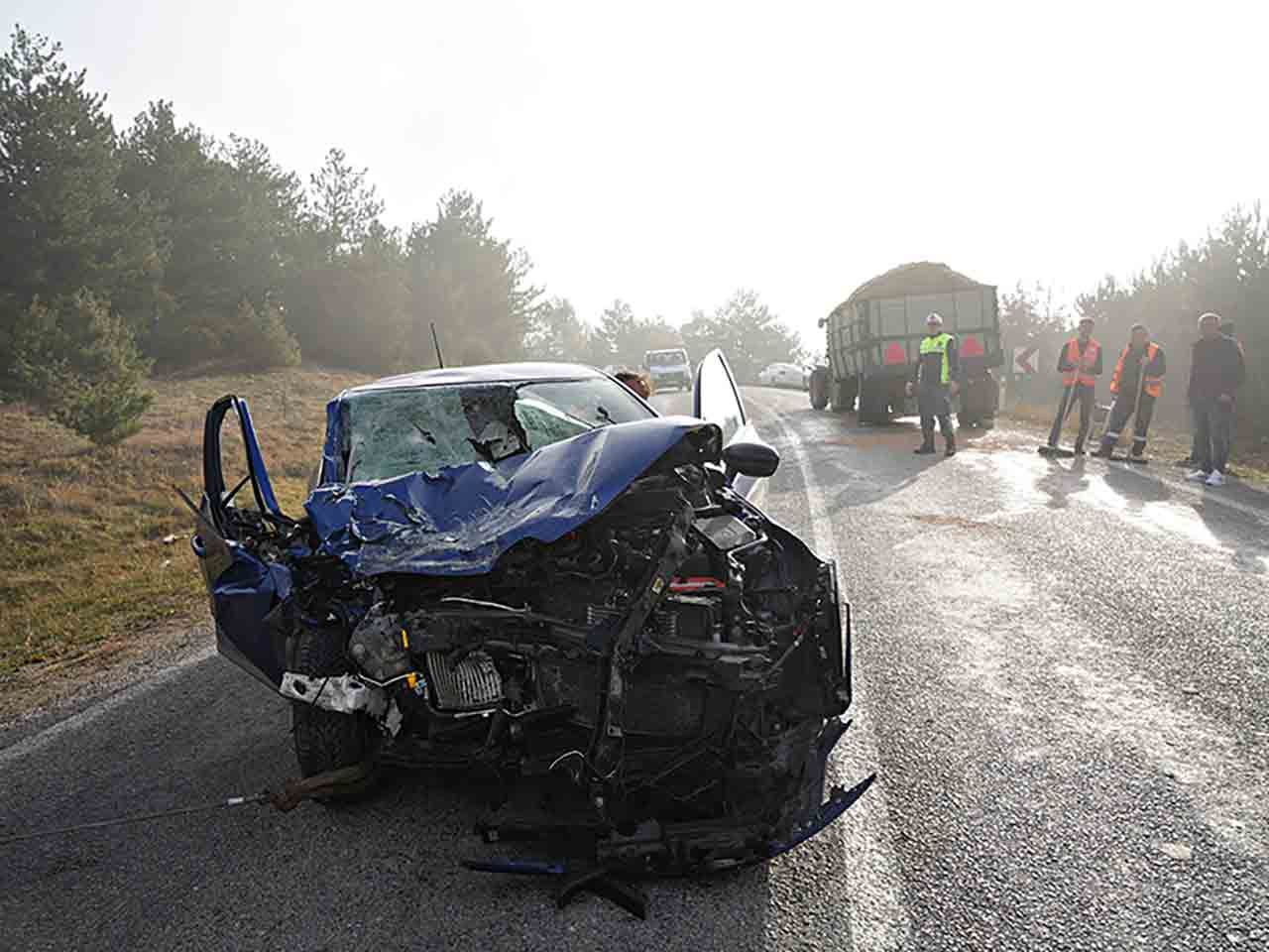 Otomobil Traktöre Arkadan Çarptı (3)