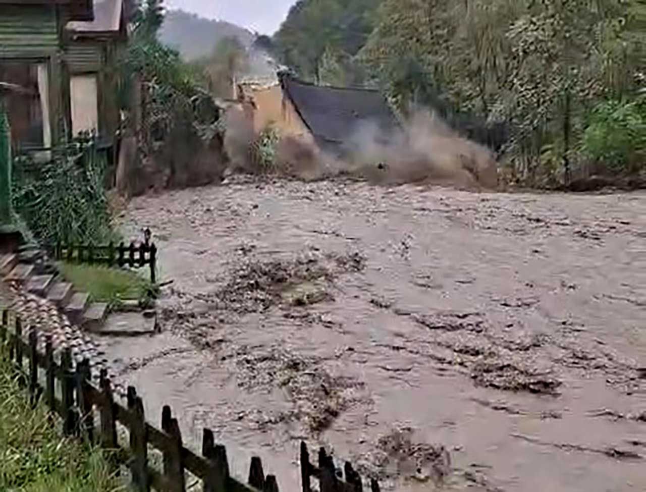 Sel suları dere kenarındaki evi böyle yıktı
