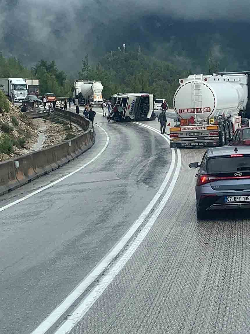 Tünel Çıkışı Yolcu Otobüsü Devrildi (4)