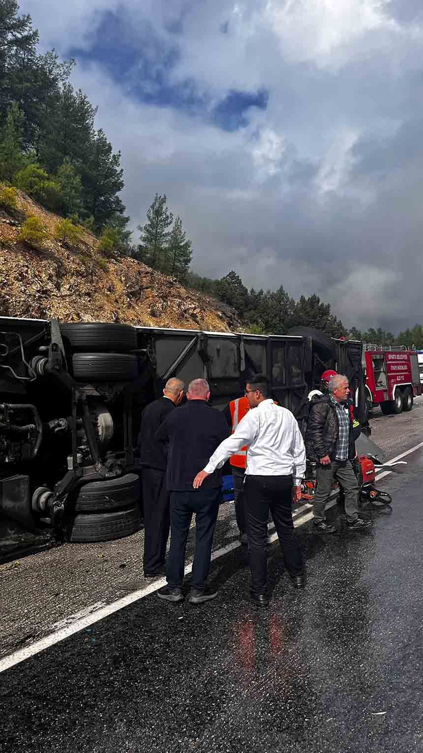 Tünel Çıkışı Yolcu Otobüsü Devrildi (5)