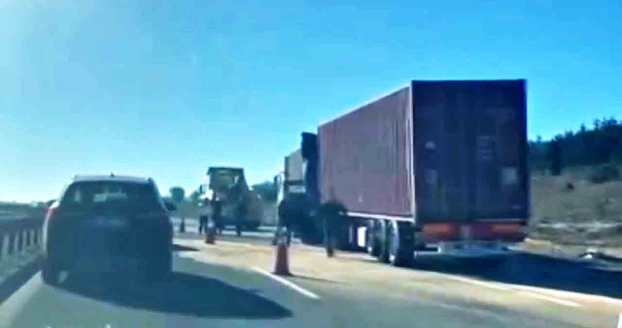 Yol Kenarindaki̇ Tira Çarpti (1)