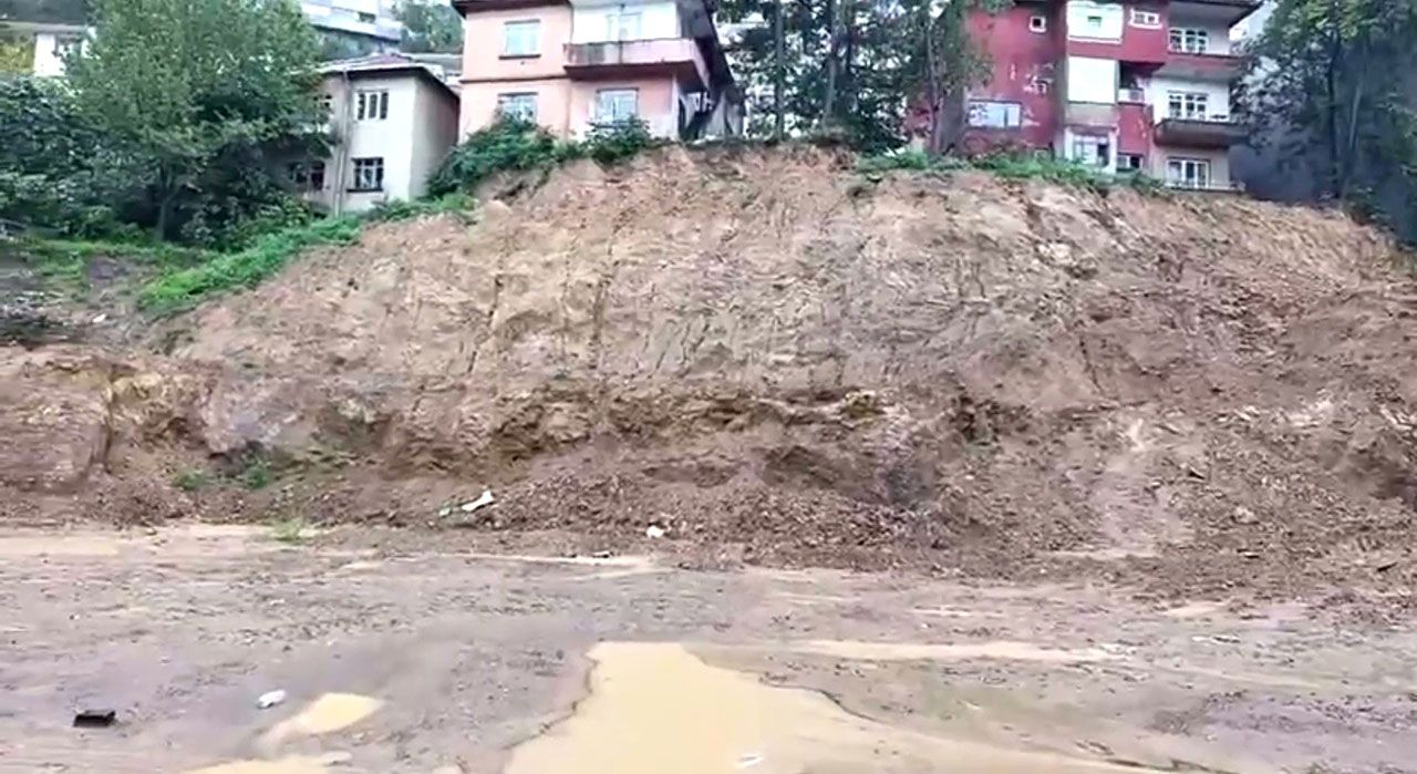 Zonguldak'ta Sağanak Sonrası Heyelan! Evler Tahliye Edildi (2)